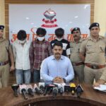 वाहन चोरों ने समझा था कि अलग-अलग थाना क्षेत्रों में चोरी की वारदातों को अंजाम देकर पुलिस को चकमा दे देंगे, लेकिन एसएसपी अजय गणपति की सटीक रणनीति, तकनीकी निगरानी, मुखबिर तंत्र और जनपद पुलिस की मुस्तैदी ने उनके पूरे नेटवर्क का भंडाफोड़ कर दिया।   एसएसपी अजय गणपति की अपराधियों के विरुद्ध कुशल रणनीति का कमाल  05 शातिर वाहन चोर गिरफ्तार, चोरी की 11 मोटरसाइकिलें बरामद