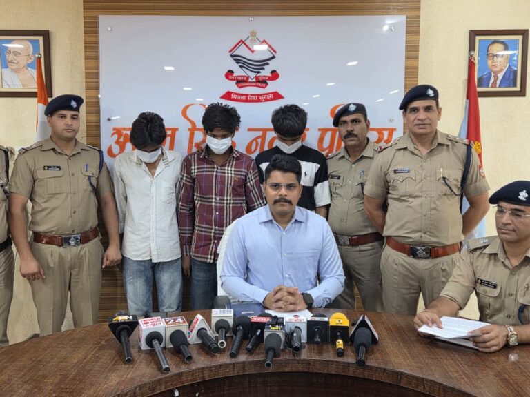 वाहन चोरों ने समझा था कि अलग-अलग थाना क्षेत्रों में चोरी की वारदातों को अंजाम देकर पुलिस को चकमा दे देंगे, लेकिन एसएसपी अजय गणपति की सटीक रणनीति, तकनीकी निगरानी, मुखबिर तंत्र और जनपद पुलिस की मुस्तैदी ने उनके पूरे नेटवर्क का भंडाफोड़ कर दिया।   एसएसपी अजय गणपति की अपराधियों के विरुद्ध कुशल रणनीति का कमाल  05 शातिर वाहन चोर गिरफ्तार, चोरी की 11 मोटरसाइकिलें बरामद
