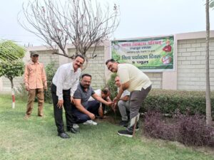 पर्यावरण संरक्षण का दिया संदेश, विद्यालयों में हुआ पौधारोपण भारत विकास परिषद रुद्रपुर शाखा के अभियान में सदस्यों ने लगाए पौधे