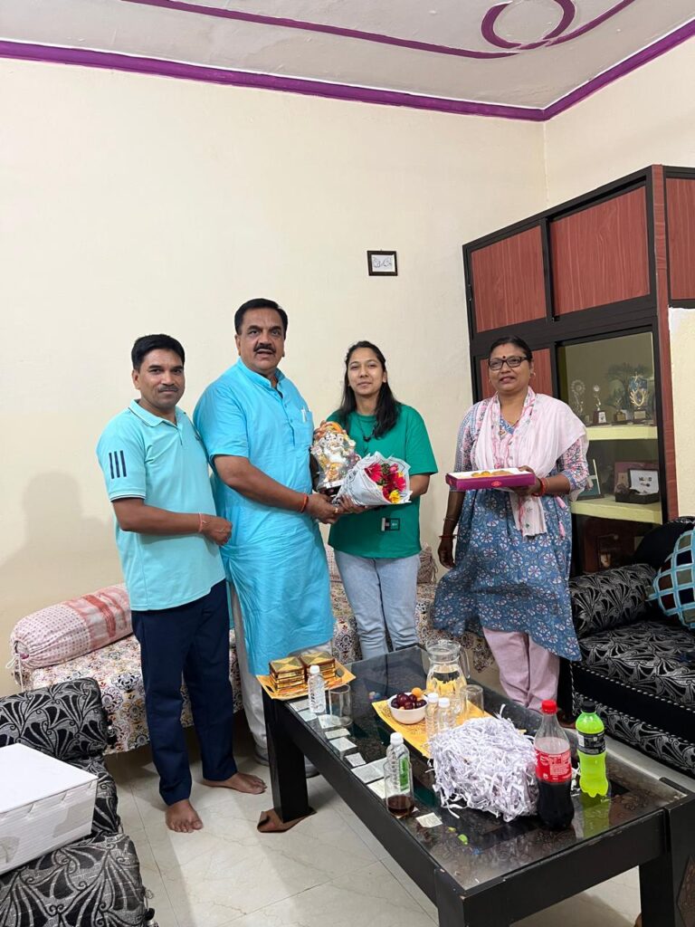 रुद्रपुर। भारतीय वायु सेना में उत्कृष्ट प्रदर्शन करते हुए पूरे देश में तीसरी तथा उत्तराखंड में प्रथम रैंक प्राप्त करने वाली रुद्रपुर की बेटी मेघा सिंह को पूर्व विधायक राजकुमार ठुकराल ने सम्मानित किया