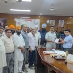 रुद्रपुर। वार्ड नंबर 25 फाजलपुर मेहरौला के दर्जनों नागरिकों ने पूर्व विधायक राजकुमार ठुकराल के नेतृत्व में लोक विहार कॉलोनी, बराड़ नगर एवं अपना एंक्लेव में व्याप्त समस्याओं को लेकर जिलाधिकारी नितिन सिंह भदोरिया तथा अपर जिलाधिकारी पंकज उपाध्याय से कलेक्ट्रेट में भेंट कर ज्ञापन सौंपा।