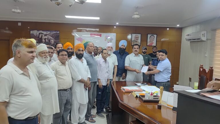 रुद्रपुर। वार्ड नंबर 25 फाजलपुर मेहरौला के दर्जनों नागरिकों ने पूर्व विधायक राजकुमार ठुकराल के नेतृत्व में लोक विहार कॉलोनी, बराड़ नगर एवं अपना एंक्लेव में व्याप्त समस्याओं को लेकर जिलाधिकारी नितिन सिंह भदोरिया तथा अपर जिलाधिकारी पंकज उपाध्याय से कलेक्ट्रेट में भेंट कर ज्ञापन सौंपा।