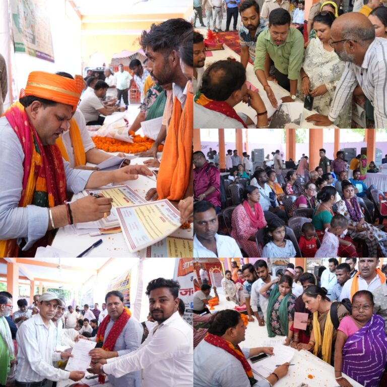 समस्याएं लेकर आए लोग,समाधान लेकर चेहरे पर मुस्कान के साथ लौटे  ट्रांजिट कैंप में महापौर जनता दरबार में सैकड़ों लोगों को मिली राहत अंतिम व्यक्ति तक पहुंचेगा योजनाओं का लाभः विकास शर्मा  पीएम स्वनिधि योजना का जिला स्तरीय कैंप भी लगाया