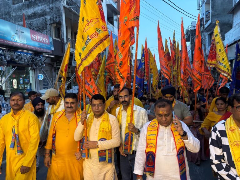 श्री श्याम मित्र मंडल भूरारानी के तत्वाधान मे आयोजित भव्य निशान यात्रा मे शामिल हुऐ विधायक शिव अरोरा रुद्रपुर। श्री श्याम मित्र मंडल के तत्वाधान में आयोजित श्री खाटू श्याम निशान यात्रा में शामिल हुए विधायक शिव अरोड़ा। भूरारानी में आयोजित होने वाले चौथे श्री खाटू श्याम के दरबार से पूर्व आयोजित भव्य निशान यात्रा का आयोजन गल्ला मंडी खाटू श्याम मंदिर से हुआ जो जगह जगह मुख्य बाजार के प्रमुख स्थानों से होते हुऐ भूरारानी दरबार स्थल पहुंची।