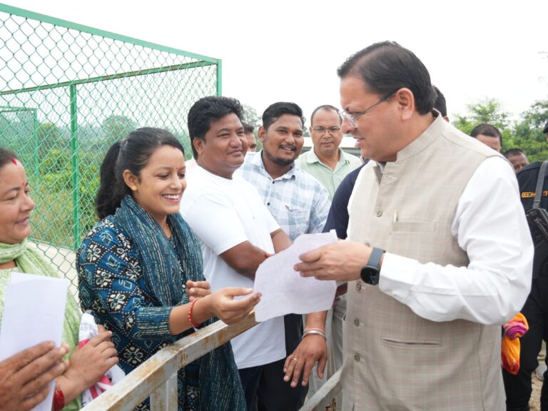 सीएम धामी ने जनता व जनप्रतिनिधियों से मुलाकात कर उनकी कुलक्षेम पूछी व जनसमस्याएं सुनी