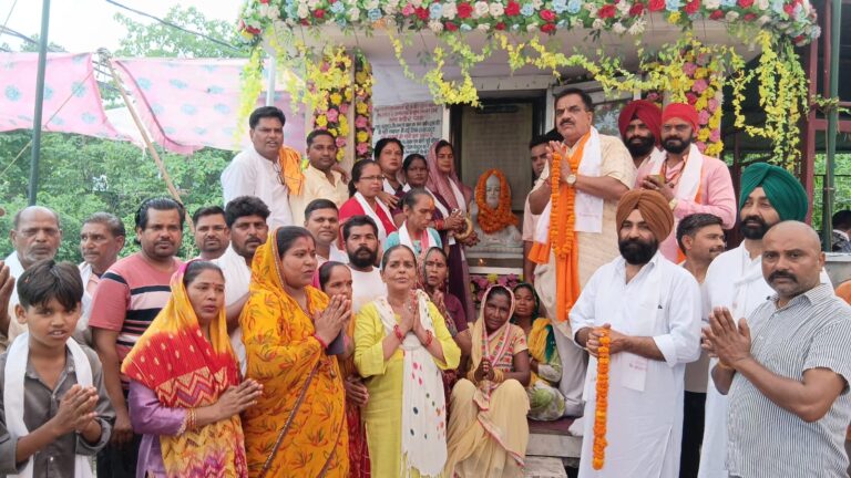 संत कबीर की जयंती पर कांग्रेस कार्यकर्ताओं ने किया माल्यार्पण, उनके बताए मार्ग पर चलने का लिया संकल्प