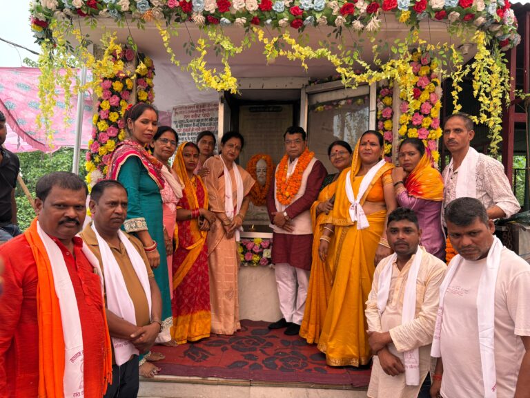 रुद्रपुर। संत शिरोमणि महान संत कबीर दास की जन्म जयंती के अवसर पर विधायक शिव अरोरा ने रमपुरा स्थित कबीर दास की प्रतिमा पर माल्यार्पण कर उनको नमन किया।