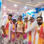 रुद्रपुर इलेक्ट्रिकल्स एसोसिएशन ट्रस्ट की ओर से गल्ला मंडी स्थित खाटू श्याम मंदिर में आयोजित श्री श्याम संकीर्तन महोत्सव में पूर्व विधायक राजकुमार ठुकराल को स्मृति चिन्ह भेंट कर सम्मानित किया गया।