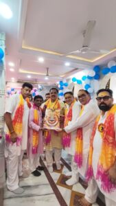 रुद्रपुर इलेक्ट्रिकल्स एसोसिएशन ट्रस्ट की ओर से गल्ला मंडी स्थित खाटू श्याम मंदिर में आयोजित श्री श्याम संकीर्तन महोत्सव में पूर्व विधायक राजकुमार ठुकराल को स्मृति चिन्ह भेंट कर सम्मानित किया गया।