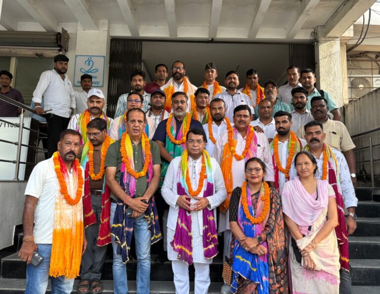विधायक शिव अरोरा ने भाजपा के नवनियुक्त प्रकोष्ठ जिला सयोंजक व सहसयोंजक का अपने कार्यालय पर किया जोरदार स्वागत