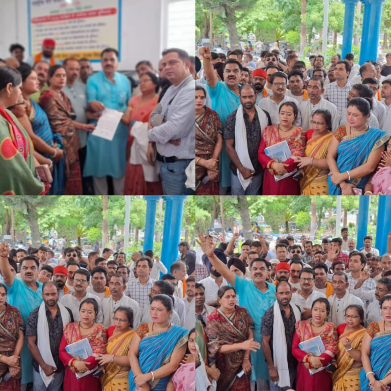 रुद्रपुर । जिला अस्पताल से रेडियोलॉजिस्ट, चार स्त्री रोग विशेषज्ञ समेत दस चिकित्सकों के स्थानांतरण के विरोध में शुक्रवार को कांग्रेस कार्यकर्ताओं ने जिला अस्पताल परिसर में जोरदार प्रदर्शन किया। पूर्व विधायक राजकुमार ठुकराल और महानगर कांग्रेस अध्यक्ष ममता रानी के नेतृत्व में पहुंचे कांग्रेसियों ने सरकार के खिलाफ नारेबाजी करते हुए जिला प्रशासन को ज्ञापन प्रेषित किया।