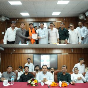 रुद्रपुर महाविद्यालय को कैंपस का दर्जा मिलने पर महापौर का जोरदार स्वागत  छात्र-छात्राओं के लिए वरदान साबित होगा कैंपसः विकास शर्मा