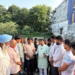 विश्वकर्मा मार्किट के व्यापारीयों से मिले विधायक शिव अरोरा ने सांसद अजय भट्ट व जिला अधिकारी से दूरभाष पर वार्ता बाद बोले विश्वकर्मा मार्किट व्यापारीयों का अगले कुछ दिनों मे होंगी आवंटन प्रक्रिया,उसके बाद हटाए जाएंगे रोडवेज से विश्वकर्मा मार्किट की दुकाने रुद्रपुर विकास हित मे रोडवेज बसस्टैंड के निर्माण को गति देना जरूरी