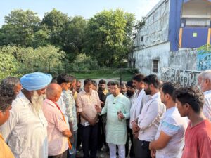विश्वकर्मा मार्किट के व्यापारीयों से मिले विधायक शिव अरोरा ने सांसद अजय भट्ट व जिला अधिकारी से दूरभाष पर वार्ता बाद बोले विश्वकर्मा मार्किट व्यापारीयों का अगले कुछ दिनों मे होंगी आवंटन प्रक्रिया,उसके बाद हटाए जाएंगे रोडवेज से विश्वकर्मा मार्किट की दुकाने रुद्रपुर विकास हित मे रोडवेज बसस्टैंड के निर्माण को गति देना जरूरी