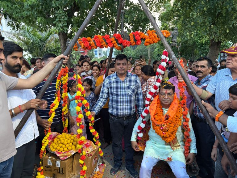 भूरारानी – शांति बिहार -छतरपुर 5 किलोमीटर मार्ग हेतु 2.47 करोड़ धनराशि स्वीकृत होने पर शांति बिहार व आस पास के क्षेत्रों मे विधायक शिव अरोरा का हुआ जोरदार स्वागत, डिवाइन कॉलोनी मे लोगो ने विधायक को लड्डूओ मे तोला विधायक बोले 12-15 वर्ष बाद लोगो को मिलेगी जर्जर सड़क से निजाद, जल्द होगा कार्य आरम्भ