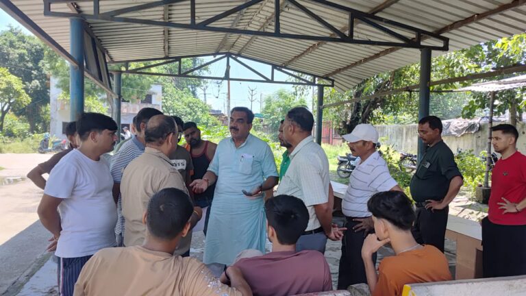 रुद्रपुर । छुट्टी पर घर आए सेना के एक जवान की संदिग्ध हार्ट अटैक से मौत हो गई। देर रात अचानक सीने में दर्द उठने पर परिजन उन्हें तत्काल अस्पताल लेकर पहुंचे, जहां चिकित्सकों ने उन्हें मृत घोषित कर दिया। घटना के बाद परिवार में कोहराम मच गया। पुलिस ने शव को कब्जे में लेकर पोस्टमार्टम के लिए भेज दिया है