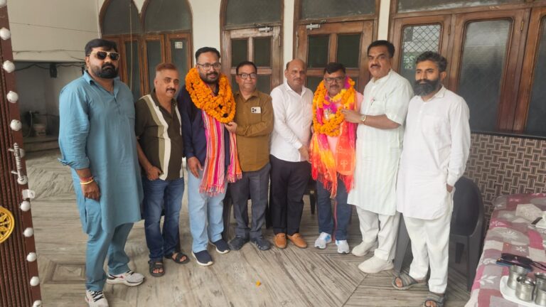 रुद्रपुर। पूर्व विधायक राजकुमार ठुकराल ने श्री अमरनाथ एवं माता वैष्णो देवी यात्रा से सकुशल लौटे श्रद्धालुओं का पुष्पमालाएं पहनाकर स्वागत किया