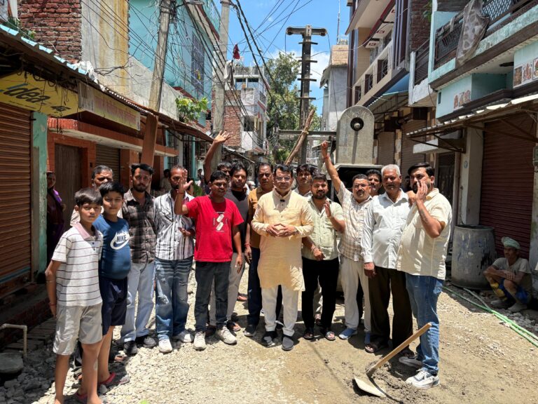 महज एक सप्ताह मे बनकर तैयार हुई बहुचर्चित रमपुरा कटोरी मंदिर रोड, विधायक शिव अरोरा ने अपनी मौजूदगी मे डलवाया सीसी सड़क का फाइनल कोट