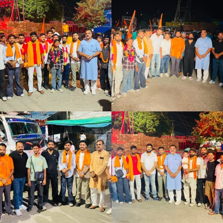 रुद्रपुर। रम्पुरा स्थित काली मंदिर में पूजा अर्चना और नारियल फोड़ने के बाद पूर्व विधायक राजकुमार ठुकराल ने पवित्र गंगाजल लेने हरिद्वार जा रहे कांवड़ियों को रवाना किया।
