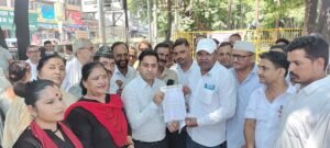रामलीला मैदान के ‘शुद्धिकरण’ पर कांग्रेस का कड़ा विरोध, भाजपा का पुतला फूंका