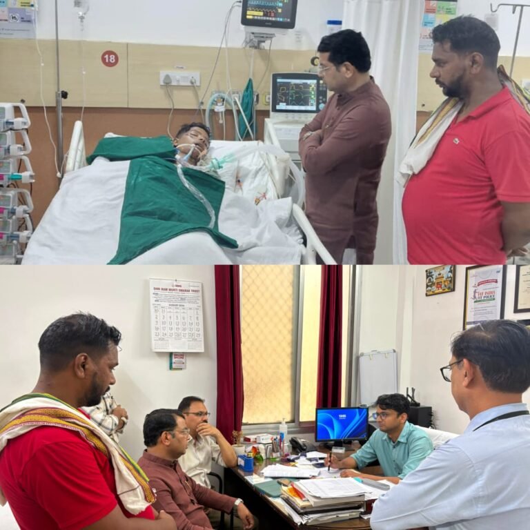 अभिषेक के इलाज में नहीं आने दी जाएगी कोई कमी, परिवार के साथ पूरी मजबूती से खड़े हैं: शिव अरोरा राममूर्ति मेडिकल कॉलेज पहुंचकर विधायक ने जाना अभिषेक का हाल, डॉक्टर से वार्ता कर बेहतर से बेहतर चिकित्सा उपलब्ध करने के दिये निर्देश
