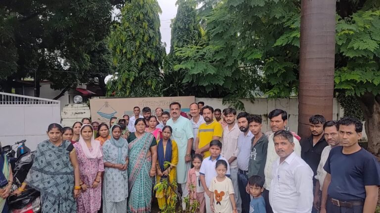 रुद्रपुर। शिवनगर और लालपुर क्षेत्र से एक साथ तीन किशोरियों के लापता होने का मामला सामने आया है। किशोरियों की बरामदगी की मांग को लेकर पूर्व विधायक राजकुमार ठुकराल के नेतृत्व में परिजनों और क्षेत्रवासियों ने ट्रांजिट कैंप कोतवाली पहुंचकर सांकेतिक प्रदर्शन किया