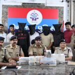 हल्द्वानी डकैती की घटना पर एस0एस0पी0 डॉ मन्जूनाथ टी0सी0 की ताबड़तोड कार्यवाही।  हथियारों के बल पर लाखों की डकैती की घटना का मास्टर माइंड यश सिडाना सहित 04 नकाबपोश आरोपी को गठित पुलिस टीम ने किया गिरफ्तार।