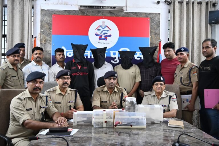हल्द्वानी डकैती की घटना पर एस0एस0पी0 डॉ मन्जूनाथ टी0सी0 की ताबड़तोड कार्यवाही।  हथियारों के बल पर लाखों की डकैती की घटना का मास्टर माइंड यश सिडाना सहित 04 नकाबपोश आरोपी को गठित पुलिस टीम ने किया गिरफ्तार।