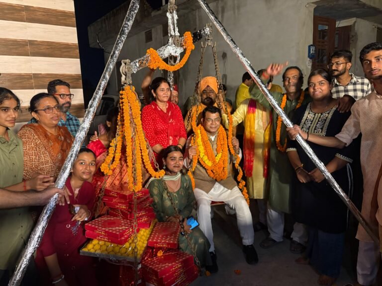 श्री श्याम होम्स कॉलोनी के 18 परिवारों के आशियाने उजड़ने से बचाने में विधायक शिव अरोरा की पहल रंग लाई, कॉलोनीवासियों ने विधायक शिव अरोरा को लड्डुओं में तोलकर जताया आभार लोगो के चेहरे पर दिखी खुशी की रौनक महिला, बच्चे भावुक नजर आये