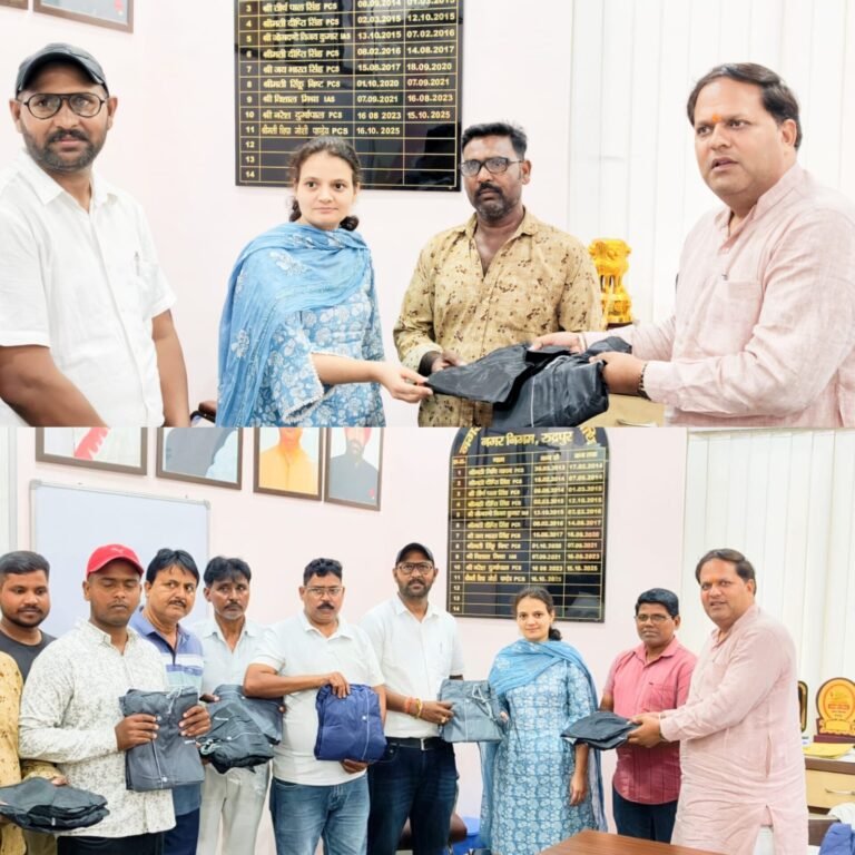 महापौर ने पर्यावरण मित्रों को वितरित किए रेनकोट कहा- स्वच्छता व्यवस्था की रीढ़ हैं पर्यावरण मित्र