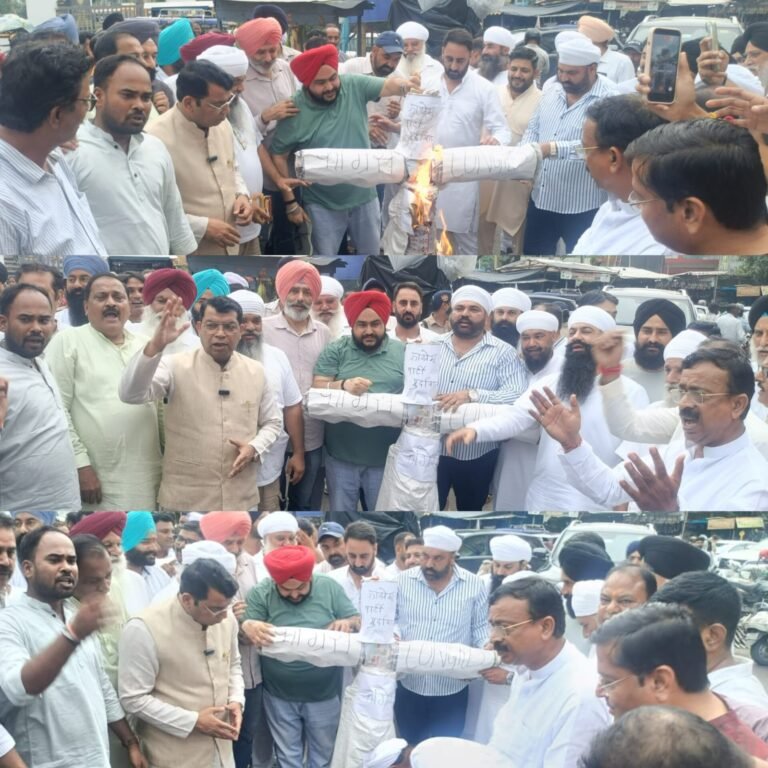 सज्जन कुमार के महिमामंडन पर कांग्रेस के खिलाफ सिख समाज व भाजपा का दिखा भारी आक्रोश, रुद्रपुर में फूंका कांग्रेस पार्टी का पुतला कांग्रेस के शीर्ष नेताओं से कि माफ़ी की मांग