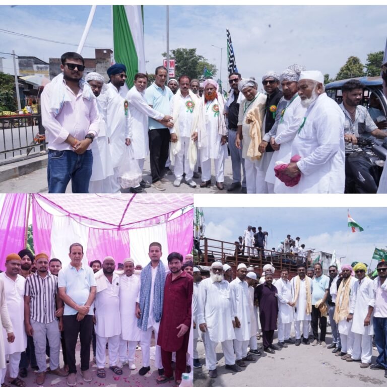 रुद्रपुर में बारावफात के अवसर पर सर्वधर्म एवं सर्वसमाज के युवाओं और वरिष्ठ नागरिकों ने सामाजिक समरसता, आपसी भाईचारे और सद्भावना की मिसाल पेश की। बारावफात के जुलूस के दौरान विभिन्न समाजों के लोगों ने एकजुट होकर जुलूस का पुष्प वर्षा कर स्वागत किया। इस अवसर पर लोगों ने जुलूस में शामिल श्रद्धालुओं का गर्मजोशी से अभिनंदन किया और एक-दूसरे को पर्व की शुभकामनाएं दीं। पुष्प वर्षा के दौरान माहौल भाईचारे और सौहार्द से सराबोर नजर आया। युवाओं के साथ ही वरिष्ठ नागरिकों की सहभागिता ने कार्यक्रम को विशेष बना दिया।