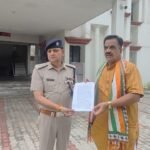 रूद्रपुर। पूर्व विधायक राजकुमार ठुकराल ने सिडकुल चौकी में दी गई तहरीर पर कार्रवाई न होने को लेकर क्षेत्राधिकारी भूपेंद्र सिंह धोनी को वरिष्ठ पुलिस अधीक्षक के नाम एक ज्ञापन सौंपा। ज्ञापन के माध्यम से उन्होंने मामले की गहन जांच कर दोषियों के खिलाफ तत्काल मुकदमा दर्ज करने की मांग की है।