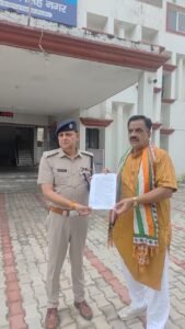रूद्रपुर। पूर्व विधायक राजकुमार ठुकराल ने सिडकुल चौकी में दी गई तहरीर पर कार्रवाई न होने को लेकर क्षेत्राधिकारी भूपेंद्र सिंह धोनी को वरिष्ठ पुलिस अधीक्षक के नाम एक ज्ञापन सौंपा। ज्ञापन के माध्यम से उन्होंने मामले की गहन जांच कर दोषियों के खिलाफ तत्काल मुकदमा दर्ज करने की मांग की है।