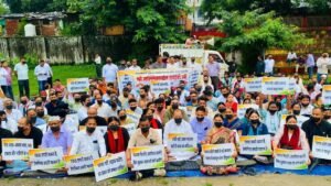 मौन उपवास में उठी सामाजिक सम्मान और न्याय की आवाज, एफआईआर दर्ज होने तक आंदोलन जारी रखने की चेतावनी