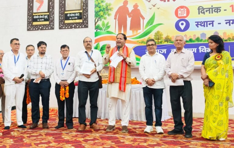 रुद्रपुर। प्रधानमंत्री नरेंद्र मोदी के जन्मदिवस के उपलक्ष्य में चलाए जा रहे सेवा संकल्प अभियान के तहत गुरुवार को अंतर्राष्ट्रीय वृद्धजन दिवस के अवसर पर नगर निगम सभागार में वरिष्ठ नागरिक सम्मान समारोह का आयोजन किया गया।