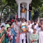 रुद्रपुर। गांधी जयंती के अवसर पर पूर्व विधायक राजकुमार ठुकराल और महानगर कांग्रेस अध्यक्ष ममता रानी के नेतृत्व में कांग्रेस कार्यकर्ताओं ने गांधी पार्क पहुंचकर राष्ट्रपिता महात्मा गांधी की प्रतिमा पर माल्यार्पण कर श्रद्धासुमन अर्पित किए।साथी पूर्व प्रधानमंत्री पंडित लाल बहादुर शास्त्री का भी भावपूर्ण स्मरण किया।
