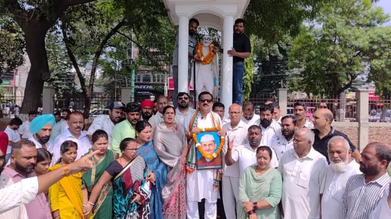 रुद्रपुर। गांधी जयंती के अवसर पर पूर्व विधायक राजकुमार ठुकराल और महानगर कांग्रेस अध्यक्ष ममता रानी के नेतृत्व में कांग्रेस कार्यकर्ताओं ने गांधी पार्क पहुंचकर राष्ट्रपिता महात्मा गांधी की प्रतिमा पर माल्यार्पण कर श्रद्धासुमन अर्पित किए।साथी पूर्व प्रधानमंत्री पंडित लाल बहादुर शास्त्री का भी भावपूर्ण स्मरण किया।
