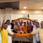 भाजपा में समर्पित कार्यकर्ता का सम्मान ही संगठन की पहचान विधायक शिव अरोरा सुरेश कोली के दर्जा राज्यमंत्री बनने पर सिटी क्लब में भव्य स्वागत, कार्यकर्ताओं ने बड़ी माला व तलवार भेंट कर किया अभिनंदन