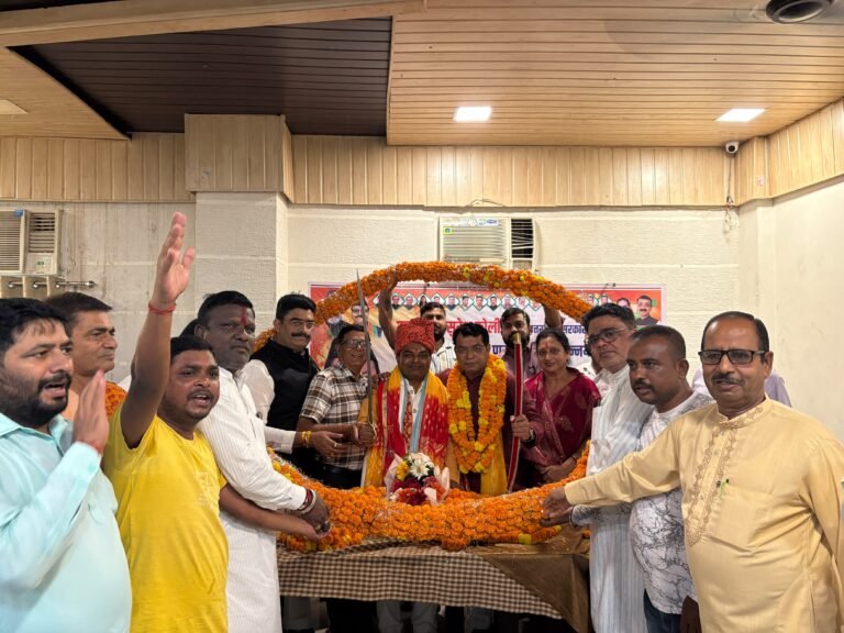 भाजपा में समर्पित कार्यकर्ता का सम्मान ही संगठन की पहचान विधायक शिव अरोरा सुरेश कोली के दर्जा राज्यमंत्री बनने पर सिटी क्लब में भव्य स्वागत, कार्यकर्ताओं ने बड़ी माला व तलवार भेंट कर किया अभिनंदन