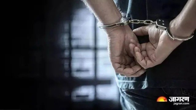 राजस्थान: पुष्कर से 3 विदेशी महिलाएं गिरफ्तार, डिटेंशन सेंटर भेजा  पुष्कर में वीजा नियमों के उल्लंघन के आरोप में तीन विदेशी महिलाओं को गिरफ्तार किया गया है। इनमें केन्या की एक और थाईलैंड की दो महिलाएं शामिल हैं। पुलिस ने तीनों को अलवर स्थित डिटेंशन सेंटर भेज दिया है।