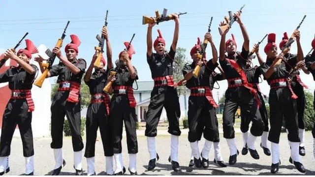 छत्तीसगढ़ सरकार ने पूर्व अग्निवीरों के लिए बड़ा फैसला लिया है। कैबिनेट ने पुलिस, वन और जेल विभाग में तृतीय श्रेणी के पदों पर होने वाली भर्तियों में पूर्व अग्निवीरों को 10 प्रतिशत आरक्षण देने के नियमों को मंजूरी दे दी है।