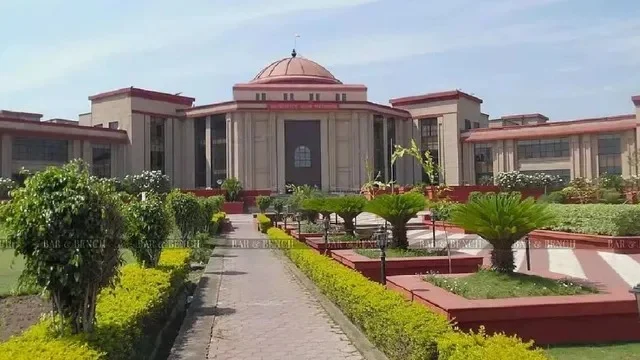 हाई कोर्ट ने शिक्षक और सहायक शिक्षक भर्ती परीक्षा पर रोक लगा दी है। दिव्यांग आरक्षण में पूर्ण दृष्टिबाधित अभ्यर्थियों को लाभ नहीं मिलने के मामले में अदालत ने यह आदेश दिया