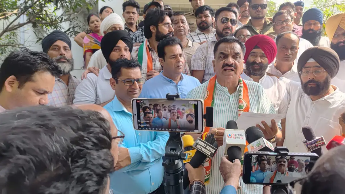 रूद्रपुर।बेमौसम आंधी, तूफान और भारी ओलावृष्टि के कारण फसलों को पहुंचे भारी नुकसान को लेकर कांग्रेस कार्यकर्ताओं ने कलेक्ट्रेट पहुंचकर सांकेतिक प्रदर्शन किया।