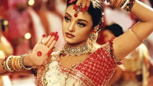 बॉलीवुड: ‘डोला रे डोला’ की शूटिंग में ऐश्वर्या राय के कानों से निकला था खून