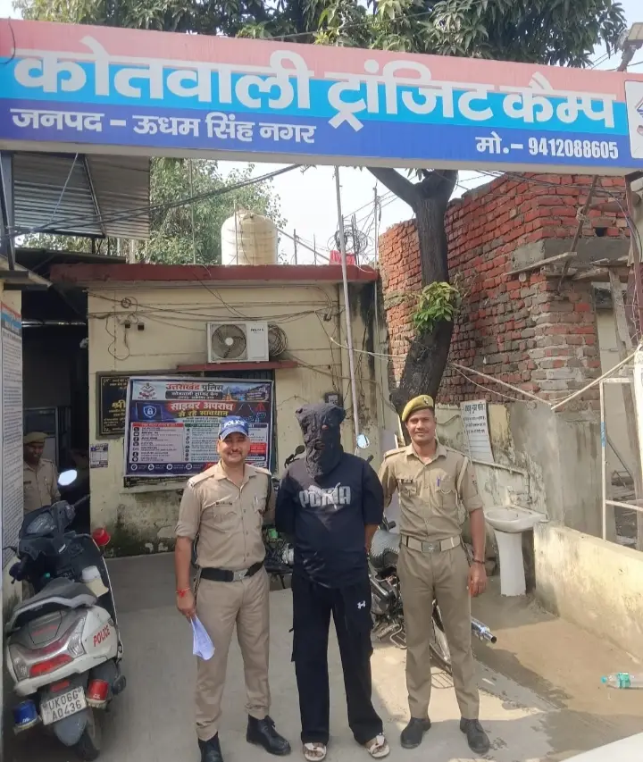 वरिष्ठ पुलिस अधीक्षक द्वारा अपराध और अपराधियो के विरूद्ध कार्यवाही के निर्देशानुसार में पुलिस अधीक्षक नगर पुलिस अधीक्षक अपराध यातायात एंव क्षेत्राधिकारी रुद्रपुर के दिशा-निर्देशन मे प्रभारी निरीक्षक कोतवाली ट्राजिट कैम्प धर्मवीर सोंलकी के नेतृत्व में