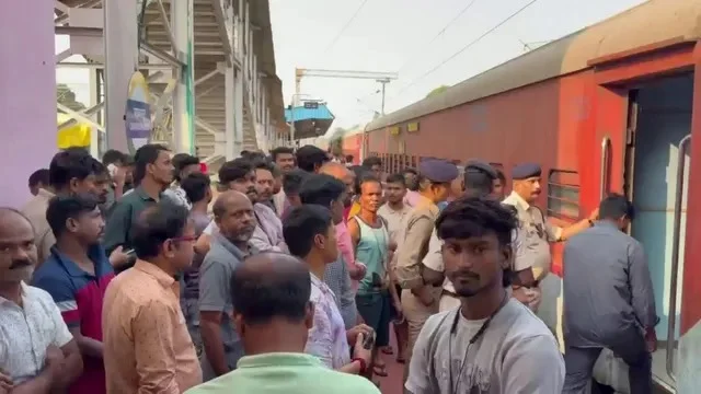 झारखंड: समरसता एक्सप्रेस के टॉयलेट में मिला यात्री का शव, मचा हड़कंप