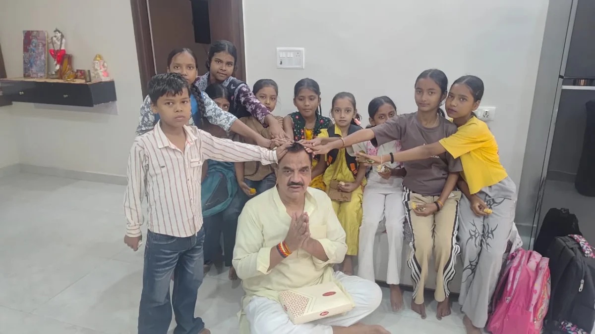 रुद्रपुर। नवरात्र की अष्टमी पर पूर्व विधायक राजकुमार ठुकराल ने अपने निवास पर विधि विधान से कन्या पूजन किया। उन्होंने कन्याओं के चरण पूजकर आशीर्वाद लिया और उन्हें उपहार वितरित किए।