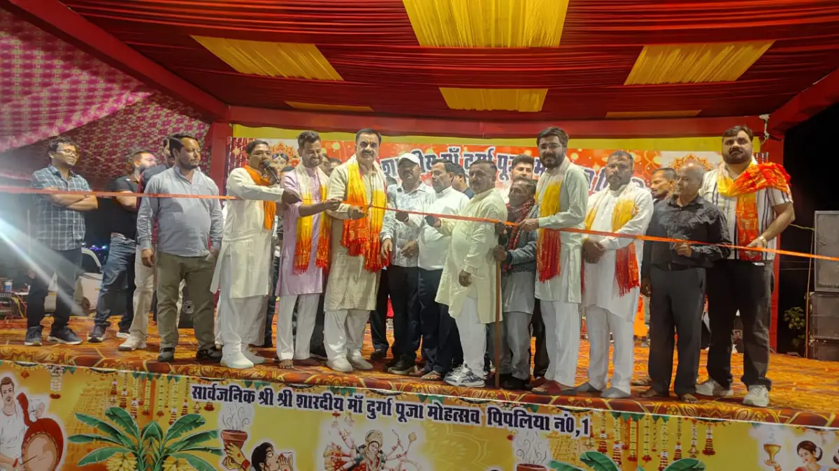 रुद्रपुर । पूर्व विधायक राजकुमार ठुकराल ने शहर और आसपास के क्षेत्रों में आयोजित विभिन्न दुर्गा पूजा महोत्सवों में बतौर मुख्य अतिथि शिरकत की। इस दौरान उन्होंने मां दुर्गा की पूजा अर्चना कर आशीर्वाद लिया और क्षेत्रवासियों को नवरात्र की शुभकामनाएं दीं