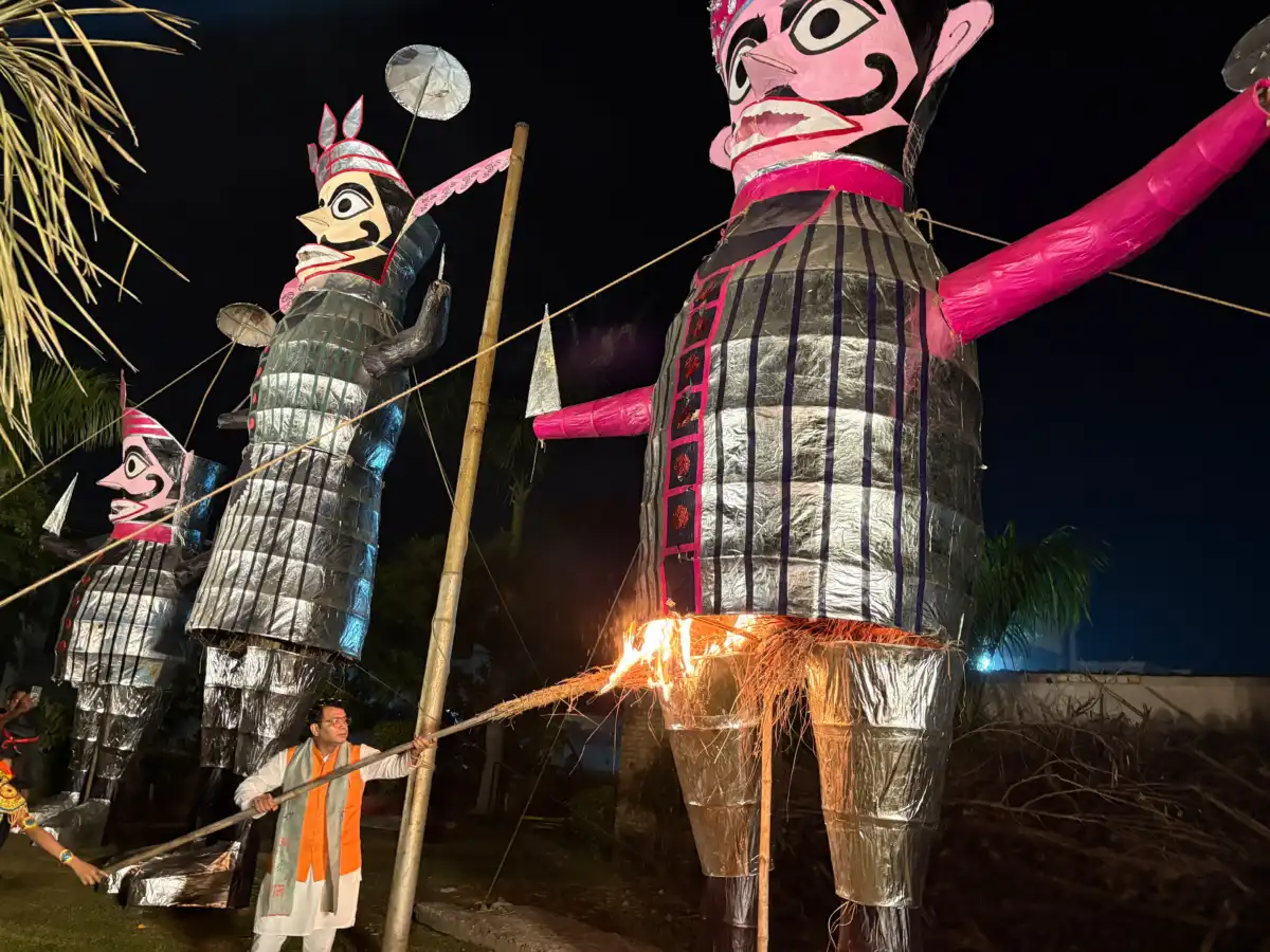 रुद्रपुर में विधायक शिव अरोरा ने किया रावण दहन, बुराई पर अच्छाई की विजय का दिया संदेशएलाइंस कॉलोनी में दशहरा कार्यक्रम में मुख्य अतिथि के रूप में शामिल हुए विधायक, क्षेत्रवासियों को दी विजय दशमी की शुभकामनाएं